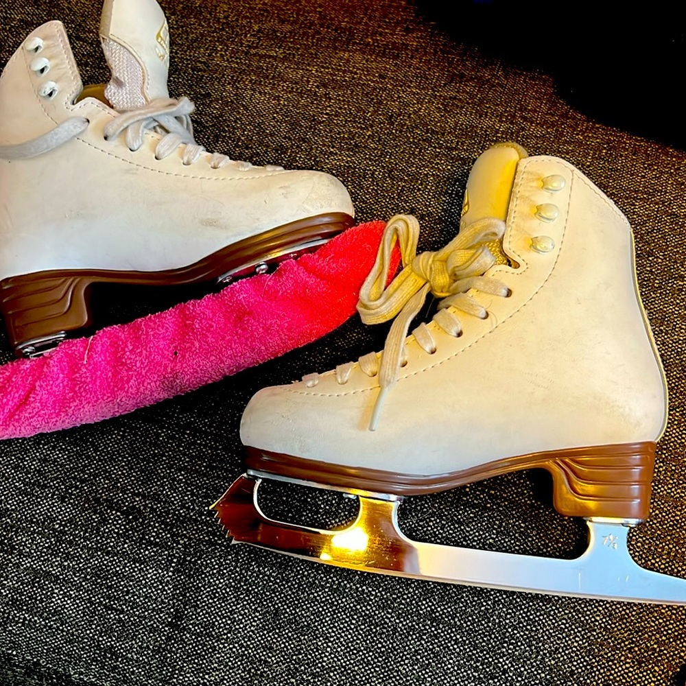 Jackson Artiste girls figure skates with pink soakers